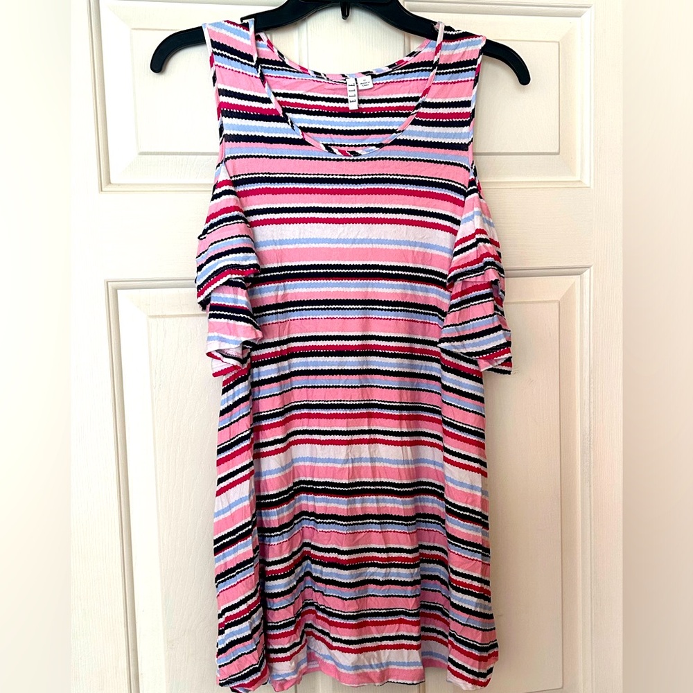 Elle medium cold shoulder top. EUC. Only worn once.
